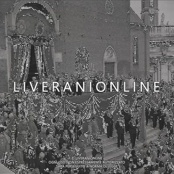 1950 ROMA PIAZZA SAN PIETRO L\'URNA DI PAPA X SFILA IN PIAZZA SAN PIETRO MENTRE PAPA PIO XII BENEDICE I FEDELI SULLA PIAZZA AG ALDO LIVERANI SAS