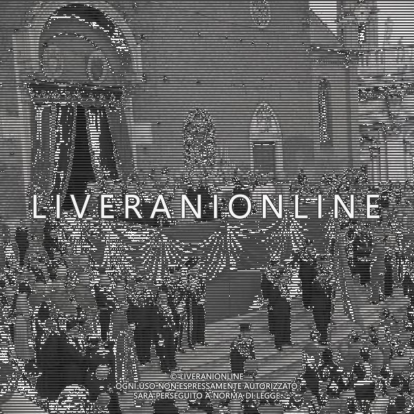 1950 ROMA PIAZZA SAN PIETRO L\'URNA DI PAPA X SFILA IN PIAZZA SAN PIETRO MENTRE PAPA PIO XII BENEDICE I FEDELI SULLA PIAZZA AG ALDO LIVERANI SAS