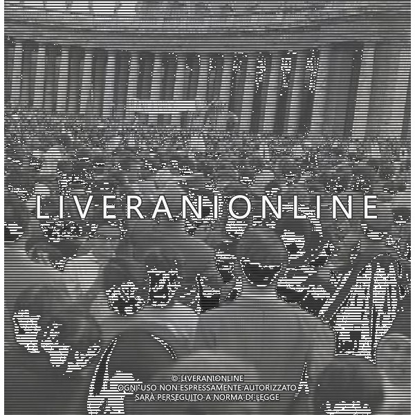 1950 ROMA PIAZZA SAN PIETRO L\'URNA DI PAPA X SFILA IN PIAZZA SAN PIETRO MENTRE PAPA PIO XII BENEDICE I FEDELI SULLA PIAZZA AG ALDO LIVERANI SAS