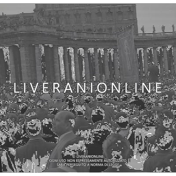 1950 ROMA PIAZZA SAN PIETRO L\'URNA DI PAPA X SFILA IN PIAZZA SAN PIETRO MENTRE PAPA PIO XII BENEDICE I FEDELI SULLA PIAZZA AG ALDO LIVERANI SAS