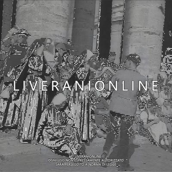1950 ROMA PIAZZA SAN PIETRO L\'URNA DI PAPA X SFILA IN PIAZZA SAN PIETRO MENTRE PAPA PIO XII BENEDICE I FEDELI SULLA PIAZZA AG ALDO LIVERANI SAS