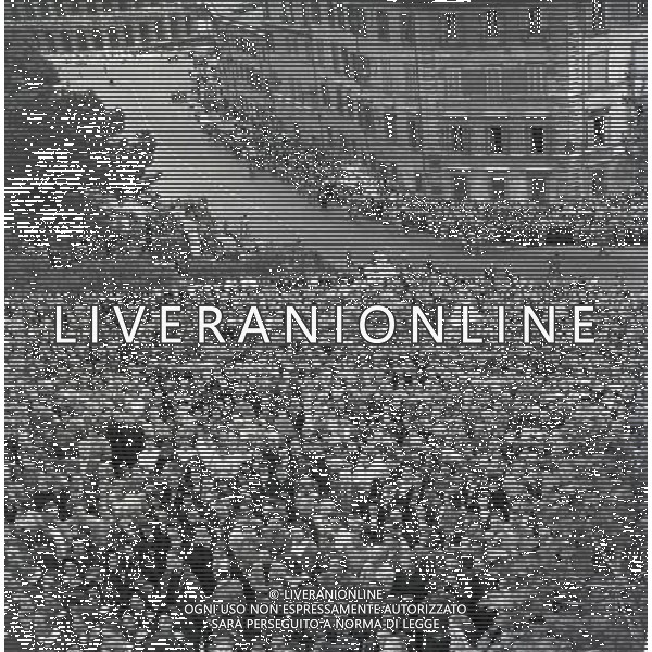 1950 ROMA PIAZZA SAN PIETRO L\'URNA DI PAPA X SFILA IN PIAZZA SAN PIETRO MENTRE PAPA PIO XII BENEDICE I FEDELI SULLA PIAZZA AG ALDO LIVERANI SAS
