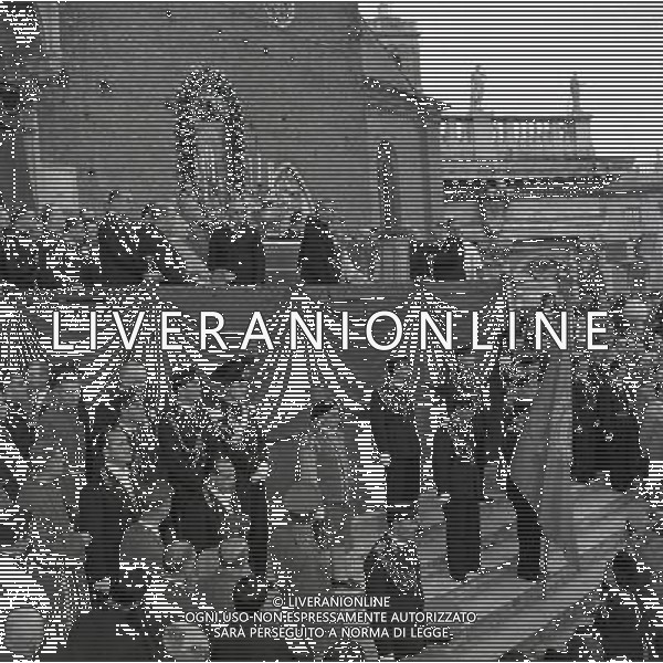 1950 ROMA PIAZZA SAN PIETRO L\'URNA DI PAPA X SFILA IN PIAZZA SAN PIETRO MENTRE PAPA PIO XII BENEDICE I FEDELI SULLA PIAZZA AG ALDO LIVERANI SAS