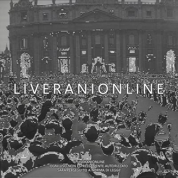 1950 ROMA PIAZZA SAN PIETRO L\'URNA DI PAPA X SFILA IN PIAZZA SAN PIETRO MENTRE PAPA PIO XII BENEDICE I FEDELI SULLA PIAZZA AG ALDO LIVERANI SAS