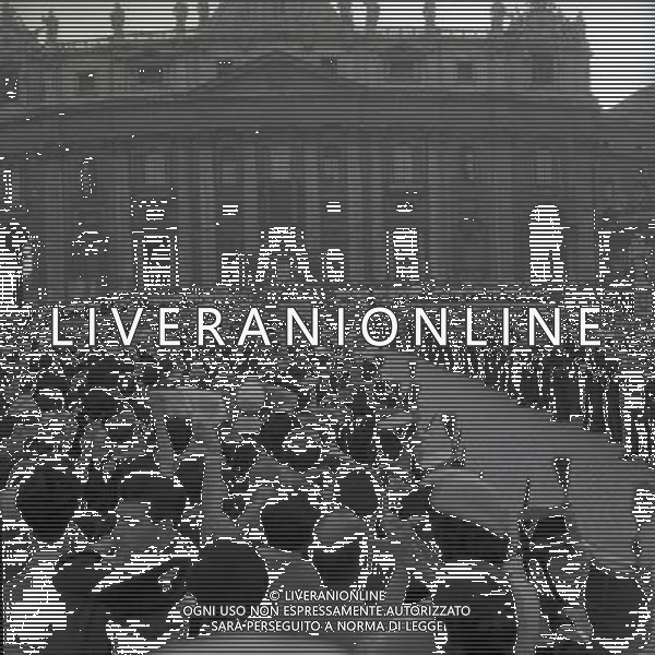1950 ROMA PIAZZA SAN PIETRO L\'URNA DI PAPA X SFILA IN PIAZZA SAN PIETRO MENTRE PAPA PIO XII BENEDICE I FEDELI SULLA PIAZZA AG ALDO LIVERANI SAS