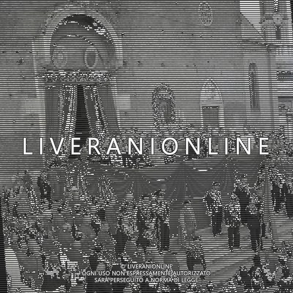 1950 ROMA PIAZZA SAN PIETRO L\'URNA DI PAPA X SFILA IN PIAZZA SAN PIETRO MENTRE PAPA PIO XII BENEDICE I FEDELI SULLA PIAZZA AG ALDO LIVERANI SAS