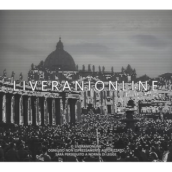 1950 ROMA PIAZZA SAN PIETRO L\'URNA DI PAPA X SFILA IN PIAZZA SAN PIETRO MENTRE PAPA PIO XII BENEDICE I FEDELI SULLA PIAZZA AG ALDO LIVERANI SAS