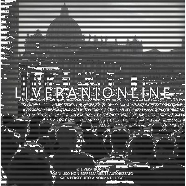 1950 ROMA PIAZZA SAN PIETRO L\'URNA DI PAPA X SFILA IN PIAZZA SAN PIETRO MENTRE PAPA PIO XII BENEDICE I FEDELI SULLA PIAZZA AG ALDO LIVERANI SAS