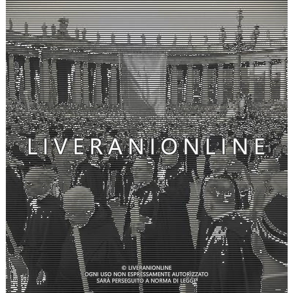 1950 ROMA PIAZZA SAN PIETRO L\'URNA DI PAPA X SFILA IN PIAZZA SAN PIETRO MENTRE PAPA PIO XII BENEDICE I FEDELI SULLA PIAZZA AG ALDO LIVERANI SAS