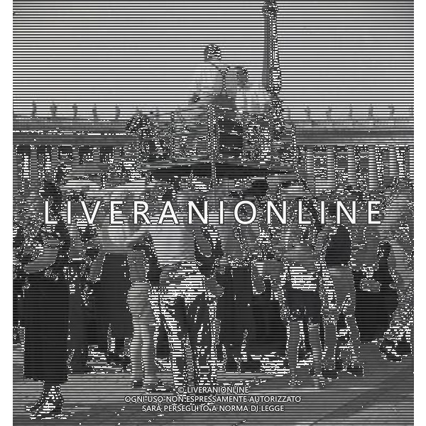 1950 ROMA PIAZZA SAN PIETRO L\'URNA DI PAPA X SFILA IN PIAZZA SAN PIETRO MENTRE PAPA PIO XII BENEDICE I FEDELI SULLA PIAZZA AG ALDO LIVERANI SAS