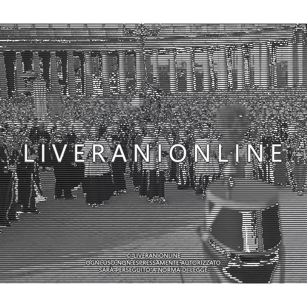 1950 ROMA PIAZZA SAN PIETRO L\'URNA DI PAPA X SFILA IN PIAZZA SAN PIETRO MENTRE PAPA PIO XII BENEDICE I FEDELI SULLA PIAZZA AG ALDO LIVERANI SAS