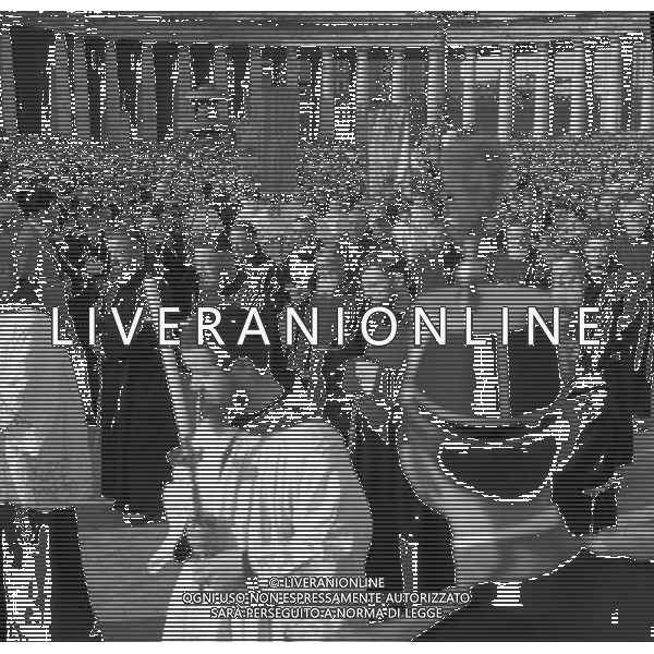 1950 ROMA PIAZZA SAN PIETRO L\'URNA DI PAPA X SFILA IN PIAZZA SAN PIETRO MENTRE PAPA PIO XII BENEDICE I FEDELI SULLA PIAZZA AG ALDO LIVERANI SAS