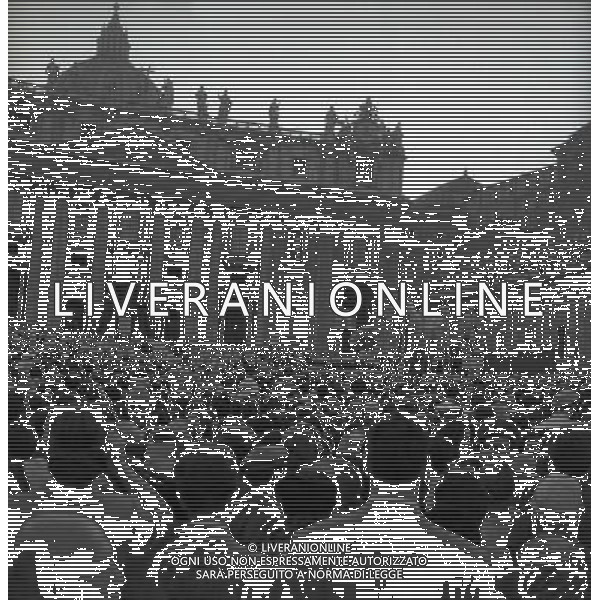 1950 ROMA PIAZZA SAN PIETRO L\'URNA DI PAPA X SFILA IN PIAZZA SAN PIETRO MENTRE PAPA PIO XII BENEDICE I FEDELI SULLA PIAZZA AG ALDO LIVERANI SAS