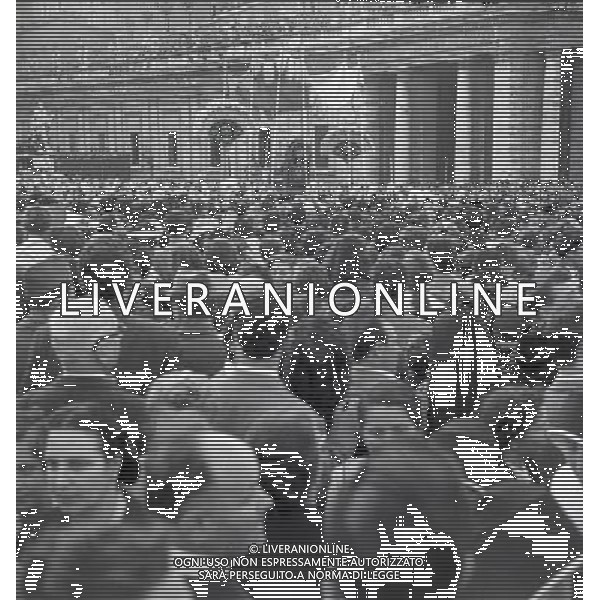 1950 ROMA PIAZZA SAN PIETRO L\'URNA DI PAPA X SFILA IN PIAZZA SAN PIETRO MENTRE PAPA PIO XII BENEDICE I FEDELI SULLA PIAZZA AG ALDO LIVERANI SAS