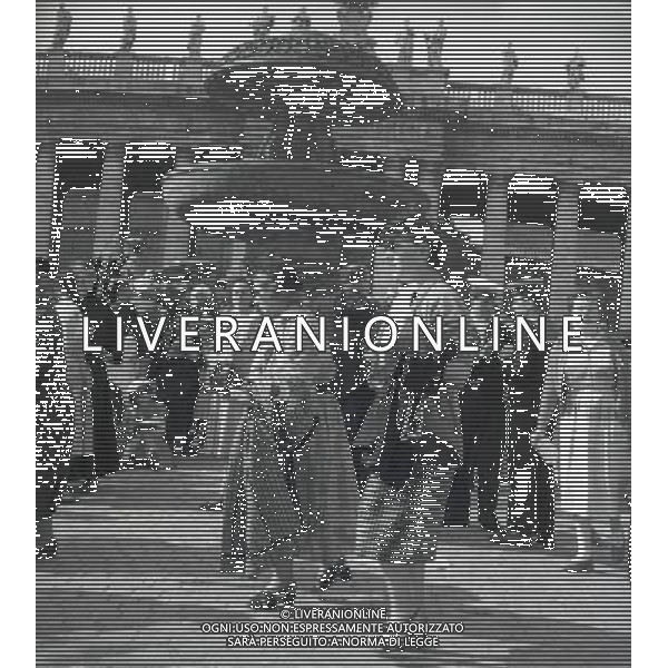 1950 ROMA PIAZZA SAN PIETRO L\'URNA DI PAPA X SFILA IN PIAZZA SAN PIETRO MENTRE PAPA PIO XII BENEDICE I FEDELI SULLA PIAZZA AG ALDO LIVERANI SAS