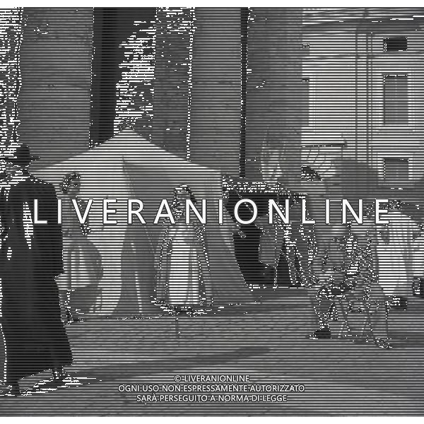 1950 ROMA PIAZZA SAN PIETRO L\'URNA DI PAPA X SFILA IN PIAZZA SAN PIETRO MENTRE PAPA PIO XII BENEDICE I FEDELI SULLA PIAZZA AG ALDO LIVERANI SAS