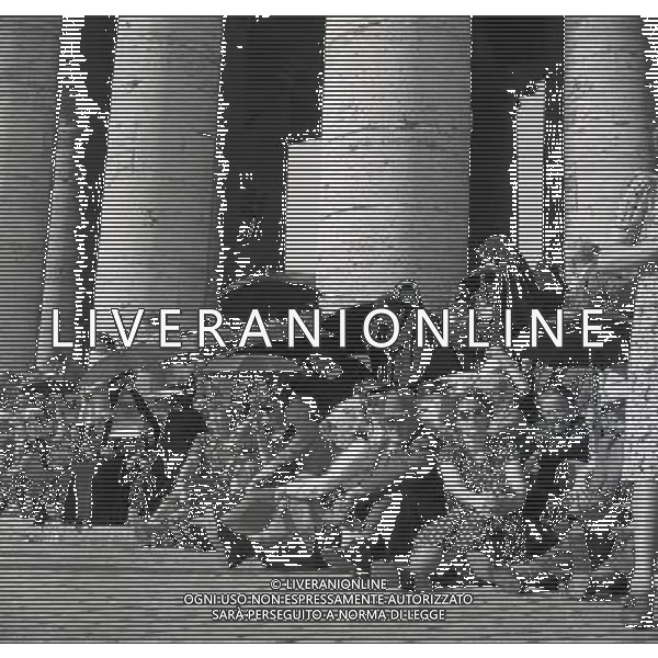 1950 ROMA PIAZZA SAN PIETRO L\'URNA DI PAPA X SFILA IN PIAZZA SAN PIETRO MENTRE PAPA PIO XII BENEDICE I FEDELI SULLA PIAZZA AG ALDO LIVERANI SAS