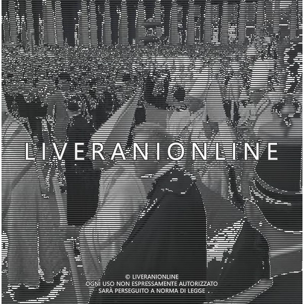 1950 ROMA PIAZZA SAN PIETRO L\'URNA DI PAPA X SFILA IN PIAZZA SAN PIETRO MENTRE PAPA PIO XII BENEDICE I FEDELI SULLA PIAZZA AG ALDO LIVERANI SAS