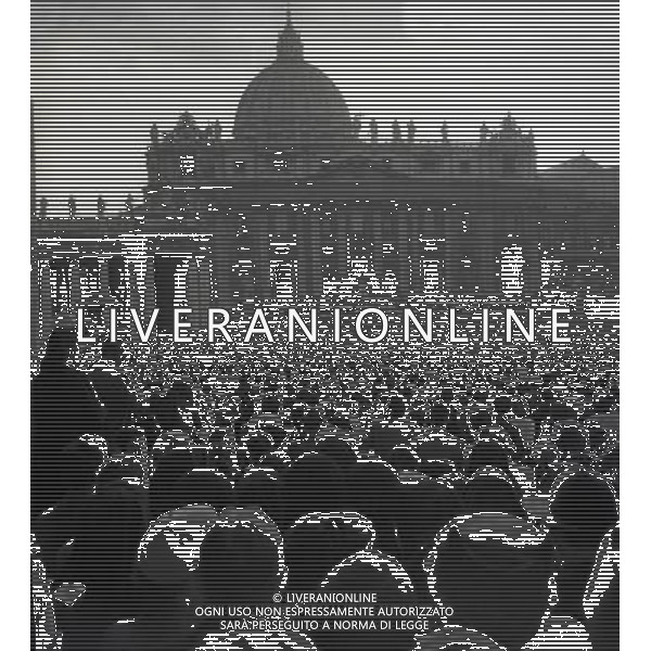 1950 ROMA PIAZZA SAN PIETRO L\'URNA DI PAPA X SFILA IN PIAZZA SAN PIETRO MENTRE PAPA PIO XII BENEDICE I FEDELI SULLA PIAZZA AG ALDO LIVERANI SAS