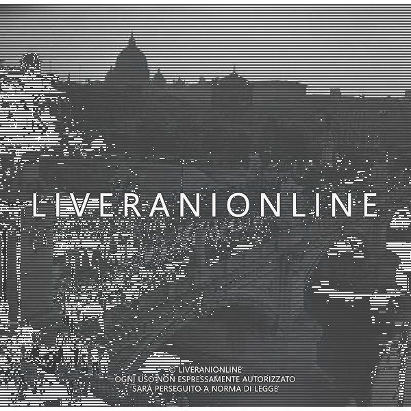 1950 ROMA PIAZZA SAN PIETRO L\'URNA DI PAPA X SFILA IN PIAZZA SAN PIETRO MENTRE PAPA PIO XII BENEDICE I FEDELI SULLA PIAZZA AG ALDO LIVERANI SAS