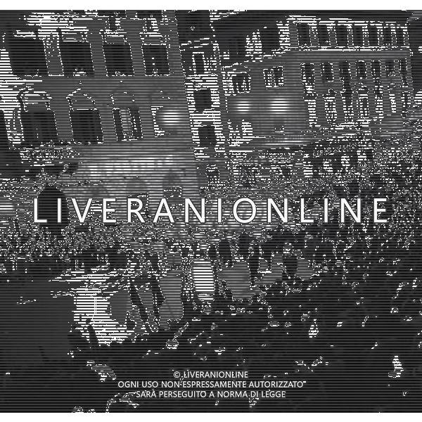 1950 ROMA PIAZZA SAN PIETRO L\'URNA DI PAPA X SFILA IN PIAZZA SAN PIETRO MENTRE PAPA PIO XII BENEDICE I FEDELI SULLA PIAZZA AG ALDO LIVERANI SAS