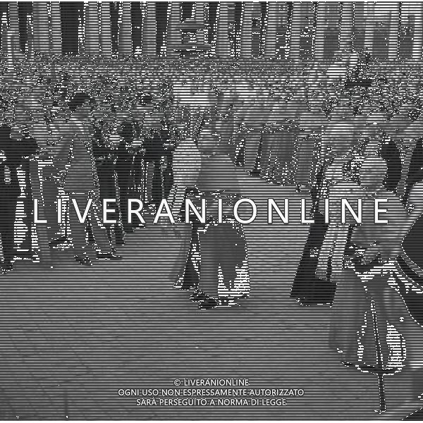 1950 ROMA PIAZZA SAN PIETRO L\'URNA DI PAPA X SFILA IN PIAZZA SAN PIETRO MENTRE PAPA PIO XII BENEDICE I FEDELI SULLA PIAZZA AG ALDO LIVERANI SAS