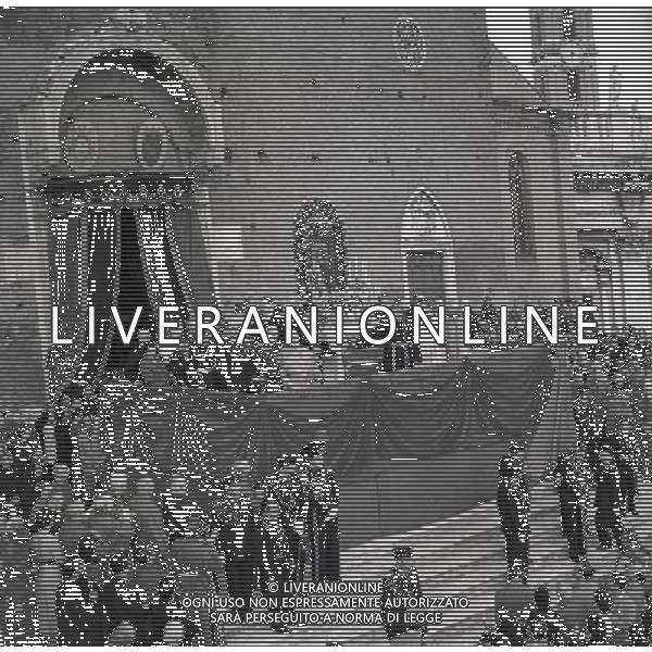 1950 ROMA PIAZZA SAN PIETRO L\'URNA DI PAPA X SFILA IN PIAZZA SAN PIETRO MENTRE PAPA PIO XII BENEDICE I FEDELI SULLA PIAZZA AG ALDO LIVERANI SAS
