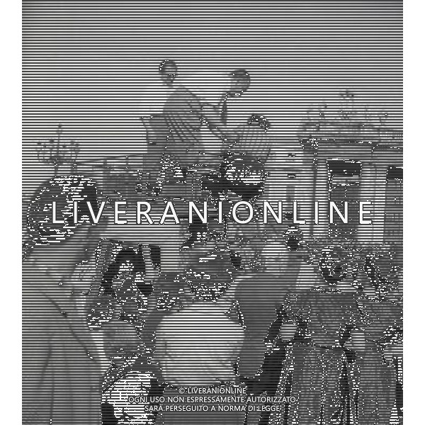 1950 ROMA PIAZZA SAN PIETRO L\'URNA DI PAPA X SFILA IN PIAZZA SAN PIETRO MENTRE PAPA PIO XII BENEDICE I FEDELI SULLA PIAZZA AG ALDO LIVERANI SAS