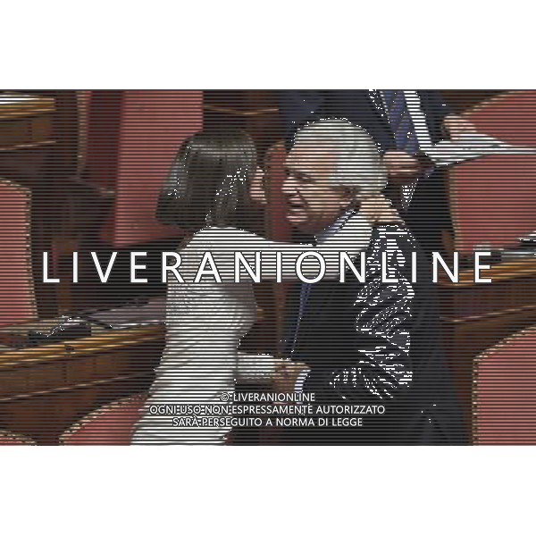 Voto sulla legge del Bilancio di previsione dello Stato per l\'anno finanziario 2017 e bilancio pluriennale per il triennio 2017-2019 - Roma - 07.12.2016 - Palazzo Madama - nella foto: Denis Verdini saluta Anna Maria Bernini / Ph. Corradetti-Ag. Aldo Liverani Sas / AGENZIA ALDO LIVERANI SAS 