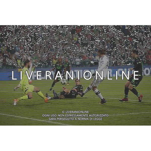 WARSZAWA 07.12.2016 MECZ 6. KOLEJKA GRUPA F LIGA MISTRZOW SEZON 2016/17: LEGIA WARSZAWA - SPORTING LIZBONA --- UEFA CHAMPIONS LEAGUE GROUP F MATCH: LEGIA WARSAW - SPORTING CLUBE DE PORTUGAL RUI PATRICIO SEBASTIAN COATES ALEKSANDAR PRIJOVIC STRZELA GOLA NIEUZNANEGO FOT. PIOTR KUCZA/NEWSPIX.PL --- Newspix.pl / AGENZIA ALDO LIVERANI SAS - ITALY ONLY EDITORIAL USE ONLY - Legia Varsavia - Sporting Lisbona, match valido per la 6a giornata di Champions League (Gruppo F) 07 dicembre 2016