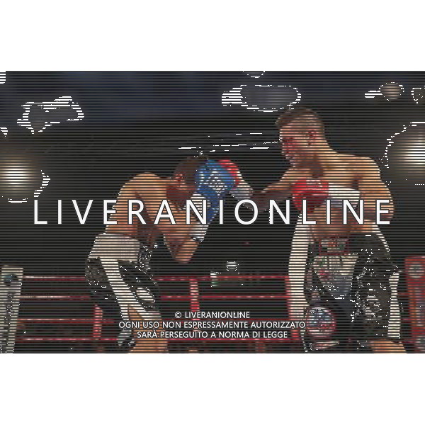 Rigoni vincitore campione Italiano super gallo , Luca Rigoldi guantoni rossi e Iuliano Gallo campionato Italiano di boxe a Montichiari 10 dicembre 2016. AG ALDO LIVERANI SAS