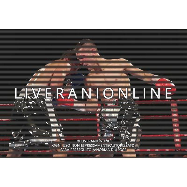 Rigoni vincitore campione Italiano super gallo , Luca Rigoldi guantoni rossi e Iuliano Gallo campionato Italiano di boxe a Montichiari 10 dicembre 2016. AG ALDO LIVERANI SAS