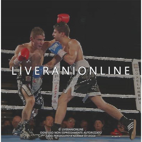 Rigoni vincitore campione Italiano super gallo , Luca Rigoldi guantoni rossi e Iuliano Gallo campionato Italiano di boxe a Montichiari 10 dicembre 2016. AG ALDO LIVERANI SAS