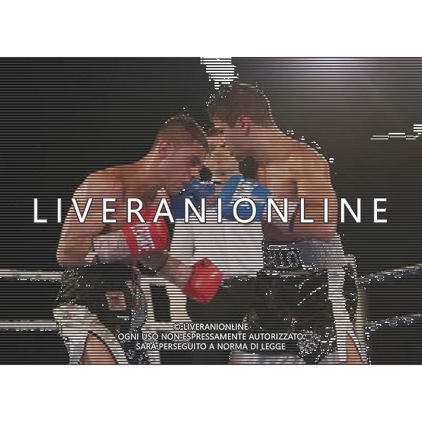 Rigoni vincitore campione Italiano super gallo , Luca Rigoldi guantoni rossi e Iuliano Gallo campionato Italiano di boxe a Montichiari 10 dicembre 2016. AG ALDO LIVERANI SAS