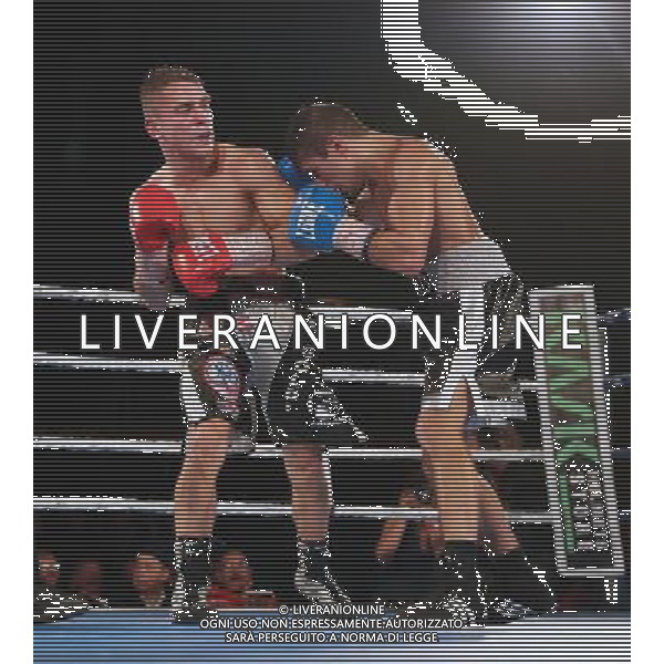 Rigoni vincitore campione Italiano super gallo , Luca Rigoldi guantoni rossi e Iuliano Gallo campionato Italiano di boxe a Montichiari 10 dicembre 2016. AG ALDO LIVERANI SAS