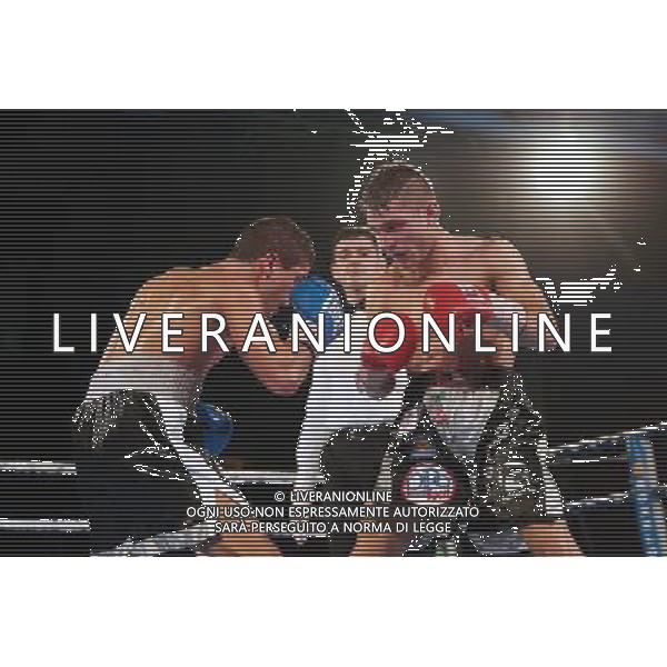 Rigoni vincitore campione Italiano super gallo , Luca Rigoldi guantoni rossi e Iuliano Gallo campionato Italiano di boxe a Montichiari 10 dicembre 2016. AG ALDO LIVERANI SAS