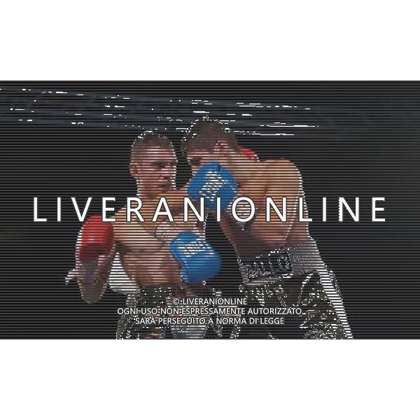 Rigoni vincitore campione Italiano super gallo , Luca Rigoldi guantoni rossi e Iuliano Gallo campionato Italiano di boxe a Montichiari 10 dicembre 2016. AG ALDO LIVERANI SAS