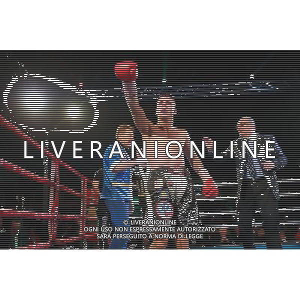 Rigoni vincitore campione Italiano super gallo , Luca Rigoldi guantoni rossi e Iuliano Gallo campionato Italiano di boxe a Montichiari 10 dicembre 2016. AG ALDO LIVERANI SAS