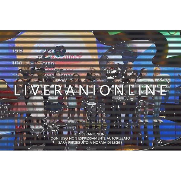 La finale del 59mo Zecchino d\'Oro a Bologna 10 dicembre 2016 nella foto Francesca Fialdini e Giovanni Caccamo con i piccoli partecipanti © Optimafoto / AGENZIA ALDO LIVERANI SAS