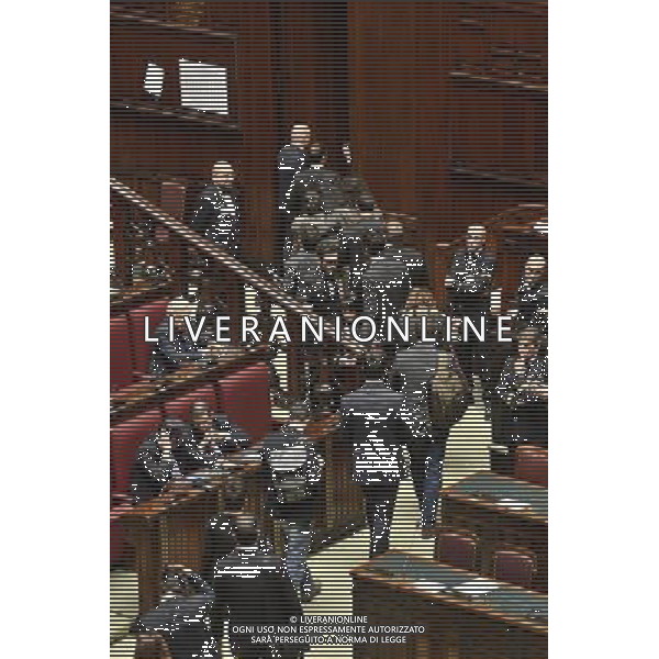 Camera la votazione di fiducia sulle dichiarazioni programmatiche del presidente del Consiglio Paolo Gentiloni Roma 13 dicembre 2016 nella foto I parlamentari del M5S Movimento 5 Stelle lasciano l\'aula Â©Corradetti / AGENZIA ALDO LIVERANI SAS