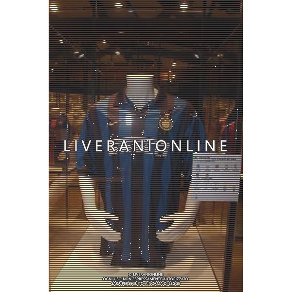 Milano, ( MI ) 15/12/2016 Galleria Vittorio Emanuele II, Inaugurazione Museo Internazionale del Calcio \' La Stringa d\'Oro \' Nella foto: Magliette dei calciatori - maglia inter Ronaldo PH Lauro Montagnini / AGENZIA ALDO LIVERANI SAS