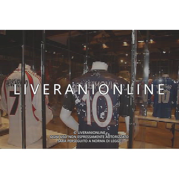 Milano, ( MI ) 15/12/2016 Galleria Vittorio Emanuele II, Inaugurazione Museo Internazionale del Calcio \' La Stringa d\'Oro \' Nella foto: Magliette dei calciatori - ibrahimovic - shevchenko PH Lauro Montagnini / AGENZIA ALDO LIVERANI SAS