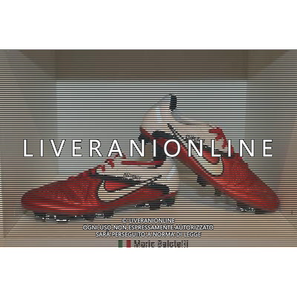 Milano, ( MI ) 15/12/2016 Galleria Vittorio Emanuele II, Inaugurazione Museo Internazionale del Calcio \' La Stringa d\'Oro \' Nella foto: Le scarpe di Mario Balotelli (scarpini) PH Lauro Montagnini / AGENZIA ALDO LIVERANI SAS