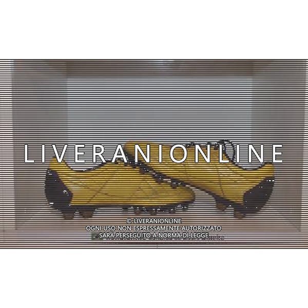 Milano, ( MI ) 15/12/2016 Galleria Vittorio Emanuele II, Inaugurazione Museo Internazionale del Calcio \' La Stringa d\'Oro \' Nella foto: Le scarpe di Ronaldinho (scarpini) PH Lauro Montagnini / AGENZIA ALDO LIVERANI SAS