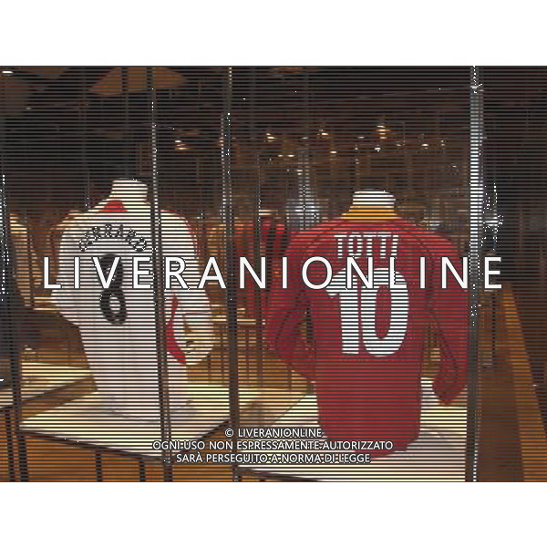 Milano, ( MI ) 15/12/2016 Galleria Vittorio Emanuele II, Inaugurazione Museo Internazionale del Calcio \' La Stringa d\'Oro \' Nella foto: Magliette dei calciatori - Gerrard e Totti PH Lauro Montagnini / AGENZIA ALDO LIVERANI SAS