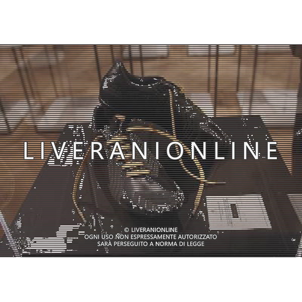 Milano, ( MI ) 15/12/2016 Galleria Vittorio Emanuele II, Inaugurazione Museo Internazionale del Calcio \' La Stringa d\'Oro \' Nella foto: Le scarpe con le stringhe d\'oro (scarpini) PH Lauro Montagnini / AGENZIA ALDO LIVERANI SAS