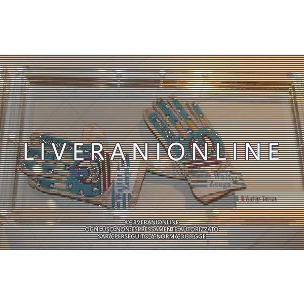 Milano, ( MI ) 15/12/2016 Galleria Vittorio Emanuele II, Inaugurazione Museo Internazionale del Calcio \' La Stringa d\'Oro \' Nella foto: I guanti del portiere Walter Zenga PH Lauro Montagnini / AGENZIA ALDO LIVERANI SAS