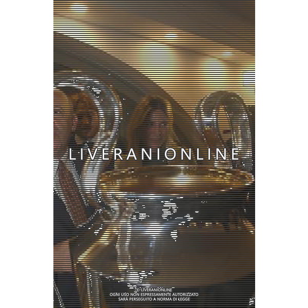 Milano, ( MI ) 15/12/2016 Galleria Vittorio Emanuele II, Inaugurazione Museo Internazionale del Calcio \' La Stringa d\'Oro \' Nella foto: Alessandro Rosso Group, Roberta Guarnieri assessore al Turismo, Sport e la coppa della Champions League PH Lauro Montagnini / AGENZIA ALDO LIVERANI SAS