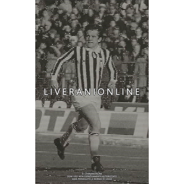 ARCHIVIO Roberto Boninsegna detto Bonimba (Mantova, 13 novembre 1943)  un ex calciatore e allenatore di calcio italiano. ricopriva il ruolo di centravanti. alla Juventus, con cui disput˜ le stagioni 1976/77, 1977/78 e 1978/79 scendendo in campo complessivamente in 94 occasioni (58 in A, 17 in Coppa Italia e 19 in Europa) segnando 35 reti (22 in A, 6 in Coppa Italia e 7 in Europa). Con la Vecchia Signora Boninsegna vinse due campionati, una Coppa Italia e una Coppa Uefa nel 1976-77. Con la maglia della nazionale, vestita per la prima volta nel 1967, arriv˜ a disputare la finale dei mondiali del 1970, segnando la rete del pareggio al gol di PelŽ. La partitˆ finirˆ poi 4-1 per il Brasile. In totale colleziona 22 presenze e 9 reti in azzurro. ph.archivio agenzia aldo liverani sas