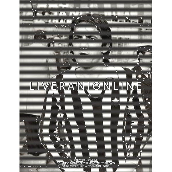 ARCHIVIO Roberto Boninsegna detto Bonimba (Mantova, 13 novembre 1943)  un ex calciatore e allenatore di calcio italiano. ricopriva il ruolo di centravanti. alla Juventus, con cui disput˜ le stagioni 1976/77, 1977/78 e 1978/79 scendendo in campo complessivamente in 94 occasioni (58 in A, 17 in Coppa Italia e 19 in Europa) segnando 35 reti (22 in A, 6 in Coppa Italia e 7 in Europa). Con la Vecchia Signora Boninsegna vinse due campionati, una Coppa Italia e una Coppa Uefa nel 1976-77. Con la maglia della nazionale, vestita per la prima volta nel 1967, arriv˜ a disputare la finale dei mondiali del 1970, segnando la rete del pareggio al gol di PelŽ. La partitˆ finirˆ poi 4-1 per il Brasile. In totale colleziona 22 presenze e 9 reti in azzurro. ph.archivio agenzia aldo liverani sas